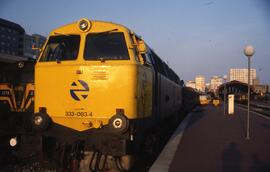 Locomotoras diésel - eléctricas de la serie 333 de RENFE, concretamente la 333 - 083.4, con sus n...