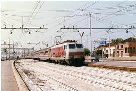 Composición de viajeros remolcada por locomotora eléctrica serie E 444 R de Ferrovie dello Stato ...