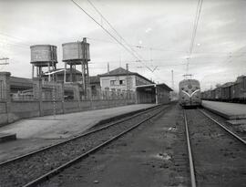 Estación de Ponferrada de la línea de Palencia a La Coruña
Perspectivas vías y tren estacionado c...