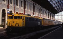 Tren Estrella Rías Altas de la línea de Madrid a La Coruña, remolcado por locomotora eléctrica de...