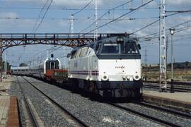 Locomotora diésel - eléctrica 333 - 107 de RENFE OPERADORA, fabricada por MACOSA, remolcando una ...