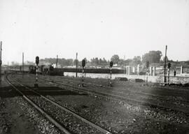 Vista de unas señales de salida y maniobra en la estación de Santiago, en el lado de Vigo. En el ...