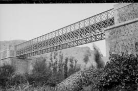 Puente La Plantilla en el km 251, 919 de la línea de Madrid a Barcelona. Puente antiguo sobre el ...