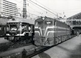 Locomotora diésel de la serie 321 - 045 - 7 de RENFE (ex 2145) en la estación de Madrid - Príncip...