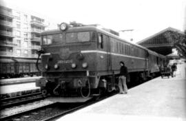 Locomotora eléctrica de la serie 289 de RENFE, con numeración antigua 8920, en la estación de San...