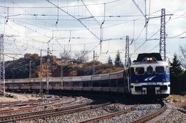 Locomotora diésel 4002-T con Talgo Madrid-A Coruña/Vigo a su paso por La Cañada