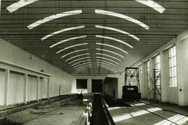 Interior de la nave de visitas breves del depósito de tracción eléctrica de León, en la línea de ...