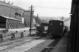 Composiciones de viajeros y mercancías del Ferrocarril de Langreo en la estación de Pinzales (Gij...