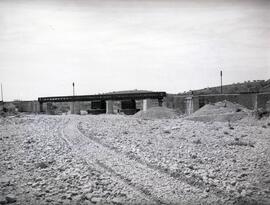 Sustitución del puente metálico existente en el km 64,215 por un puente o viaducto de hormigón de...