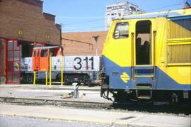 Locomotora diésel - eléctrica 311-144 de RENFE y locomotora eléctrica de la serie 250 de RENFE en...