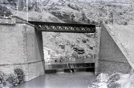 Puente metálico de un tramo y 33 m sobre el arroyo de Despeñaperros, con vigas tipo Cruz de San A...