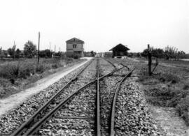 Playa de vías y estación de la estación de Vilanova de la Barca de la línea de Lérida a Pobla de ...