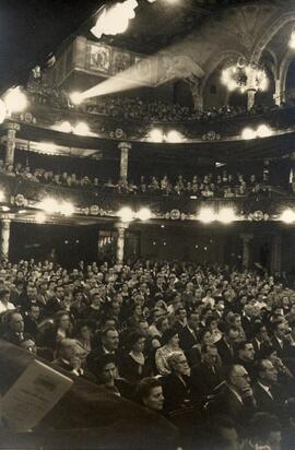 Interior del Palacio de la Música, festival de danzas por el Esbart Sarriá y concierto por el Orf...