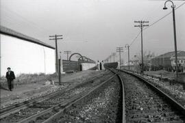 Sustitución del antiguo puente metálico sobre el río Guadiana. Línea de Mérida a Los Rosales (Sev...