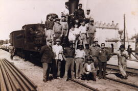 Personal ferroviario posando en la estación onubense de Escacena de la línea de Sevilla a Huelva,...