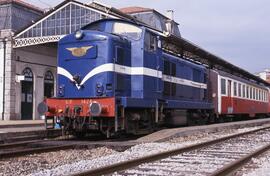Composición de viajeros formada locomotora diésel - eléctrica D.T. serie 1400, numerada como 1424...
