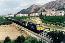 Locomotoras diésel - eléctricas 333 - 037 y 333 - 026 de RENFE, fabricadas por MACOSA y pintadas ...