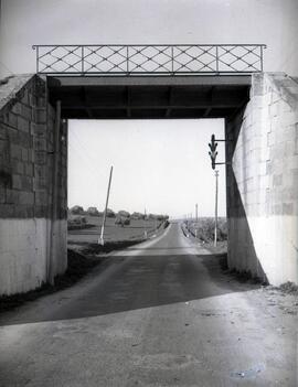 Paso inferior de la carretera de Jaén a Córdoba, situado en el km 89,849 de la línea de Puente Ge...