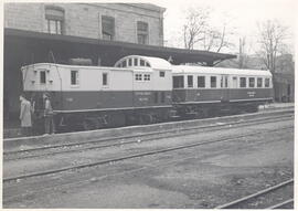 Automotor térmico diésel A-21 del Ferrocarril de Central Aragón junto con un furgón especial de j...