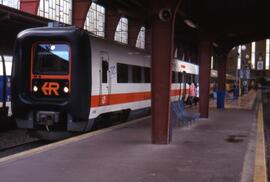 Tren Regional Diésel (TRD) serie 594 de RENFE, construida por CAF, de la línea de La Coruña a Vig...