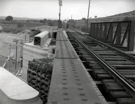 Sustitución del puente metálico existente por el puente o viaducto de hormigón de 6 tramos y 130 ...