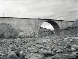 Puente de fábrica de un solo tramo de la línea de Huesca a Canfranc, situado en un km sin determinar