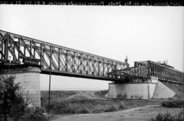 Puente sobre el río Guadalquivir a su paso por Lora del Río, en el km 82,561 de la línea Córdoba-...