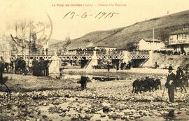 Puente de acceso a la estación sobre el río Bernesga en la Pola de Gordón.