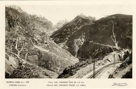 Vista panorámica del valle del Fresser desde la línea del Ferrocarril de Cremallera de Nuria, en ...