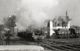 Composición de mercancías remolcada por la locomotora de vapor nº 44 de rodaje 141 T, fabricada p...