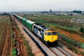Locomotora diésel - eléctrica 333 - 014 de RENFE, fabricada por MACOSA y pintada en  amarillo y g...