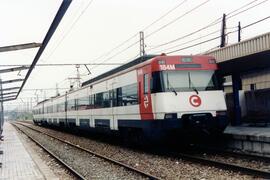 Unidades eléctricas serie 446 construidas por Construcciones y Auxiliar de Ferrocarriles (CAF) y ...