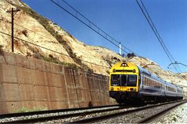 Electrotrenes serie 444, construidos por Construcciones y Auxiliar de Ferrocarriles (CAF) y Mater...