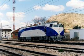 Locomotora diésel - eléctrica 333 - 081 de RENFE, fabricada por MACOSA y pintada en  blanco y azu...