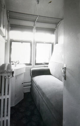 Interior de una de las cabinas para personal facultativo del coche sanitario SS-301 de RENFE (ex ...
