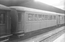 Coche de viajeros A fv 3 de clase Preferente del Ferrocarril del Cantábrico en la estación de San...