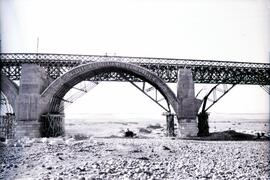 Sustitución del antiguo puente metálico sobre el río Guadiana. Línea de Mérida a Los Rosales (Sev...