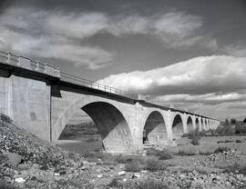 Puente de hormigón sobre el Ebro del km 95,354 de la línea de Zaragoza a Alsasua, situado dentro ...