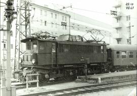 Locomotora eléctrica 1245.532 BB de los Österreichische Bundesbahnen (ÖBB), remolcando una compos...