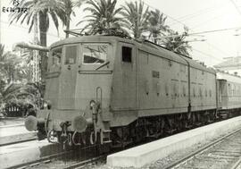 Locomotora eléctrica E 636.377 de los Ferrocarriles del Estado Italiano (FS), detenida en una de ...