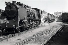 Composición de coches de viajeros y locomotora de vapor de la serie 241 - 2201 a 2257, detenida e...