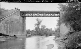 Puente sobre el río Guadalvacar en la línea de Córdoba a Sevilla, dentro del término de Lora del Río