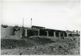 Sustitución del antiguo puente metálico por un viaducto de hormigón de 6 tramos y 130 m de longit...