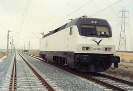 Locomotora eléctrica 252 - 002 - 1 de RENFE, detenida a la altura de Parla, y la primera de su se...