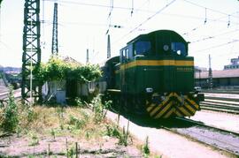 Perspectiva general de una locomotora diésel - eléctrica ("tractor") 303 - 033 - 5 de l...