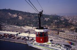 Cábina saliendo de la estación de la Torre de Jaime I (Jaume I) del Funicular Aéreo del Puerto de...
