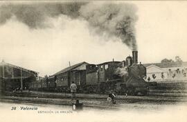 Locomotora de vapor posiblemente de rodaje tipo 130 saliendo de la estación de Valencia - Alameda...