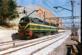 Locomotora diésel - eléctrica 333 - 007 de RENFE, fabricada por MACOSA y pintada con los primeros...