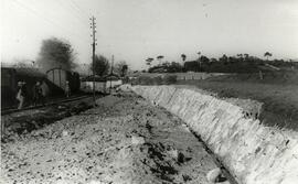 Vista general, por el lado de Santiago, del muro de revestimiento y trinchera de la nueva estació...