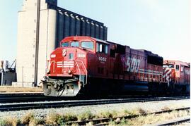 Vista de las locomotoras SOO-6062 (SD60M), a su paso por Clinton, Iowa. La acompaña la CP-5412 (S...